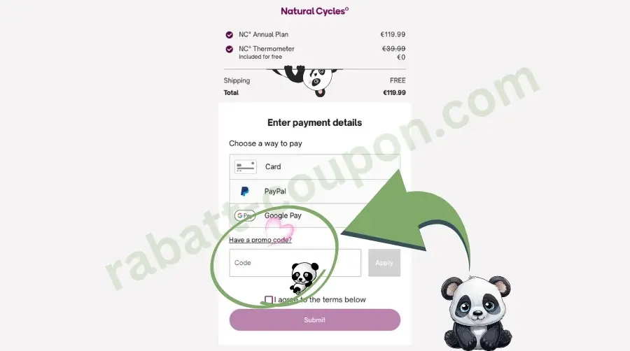 Das Bild zeigt die Bezahlseite von Natural Cycles mit einem hervorgehobenen Feld zur Eingabe eines Promo-Codes. Ein grüner Pfeil und ein Panda-Icon lenken den Blick auf das Gutscheinfeld unterhalb der Zahlungsarten wie Karte, PayPal und Google Pay. Darüber ist der Jahresplan für 119,99 € inklusive kostenlosem Thermometer aufgelistet.