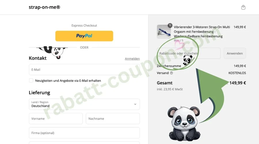 Das Bild zeigt den Checkout-Bereich des Onlineshops Strap On Me. Rechts ist ein Produkt im Warenkorb zu sehen, daneben ein Feld zur Eingabe von Rabattcode oder Gutschein, das durch einen grünen Pfeil und einen Panda hervorgehoben ist. Links können Kundendaten für Kontakt und Lieferung eingegeben werden, oben ist die Option zum Express Checkout mit PayPal sichtbar.