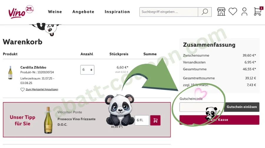 Auf dem Bild ist der Warenkorb von VINO24 zu sehen. Es zeigt ein Produkt (Cardilla Zibibbo) mit Menge, Preis und Gesamtsumme, daneben die Zusammenfassung der Kosten. Ein grüner Pfeil weist auf ein Eingabefeld für einen Gutscheincode hin, begleitet von einem Panda-Maskottchen.