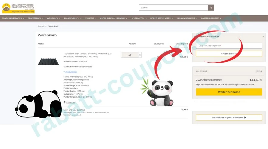 Das Bild zeigt den Warenkorb im Onlineshop von Baustoffhandel Carstensen mit einem Trapezblech als Beispielartikel. Rechts ist ein Feld zum Eingeben eines Coupon-Codes hervorgehoben, daneben weist ein roter Pfeil auf den Bereich „Coupon einlösen“. Im Vordergrund sind zwei gezeichnete Pandas zu sehen, die das Bild spielerisch ergänzen.