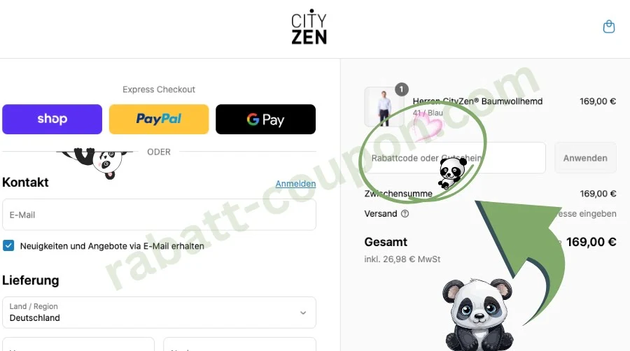 Das Bild zeigt den Checkout-Bereich des Onlineshops Cityzen mit verschiedenen Express-Zahlungsoptionen wie Shop, PayPal und Google Pay. Rechts ist ein Baumwollhemd im Warenkorb für 169,00 € sichtbar, darunter ein Feld zur Eingabe von Rabattcode oder Gutschein. Eine grüne Pfeilgrafik und Panda-Illustrationen heben das Eingabefeld hervor.