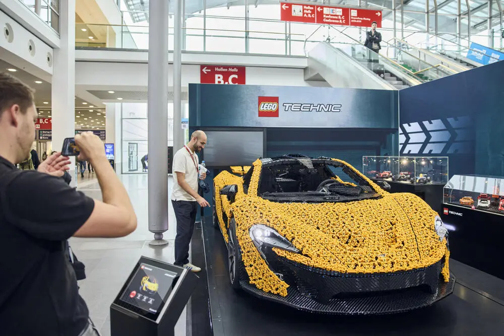 Maßstabgetreuer MCLaren P1 aus LEGO auf der IAA