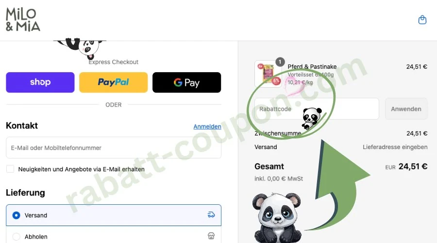 Das Bild zeigt den Checkout von Milo & Mia mit Auswahl für Express-Zahlung über Shop, PayPal oder GPay. Links sind Felder für Kontakt und Lieferoptionen sichtbar, rechts der Warenkorb mit einem Futtermittel-Set. Ein grüner Pfeil und Panda-Grafiken markieren das Feld zur Eingabe eines Rabattcodes.