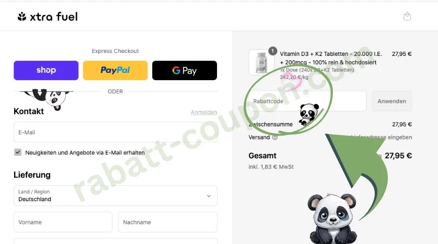 Das Bild zeigt den Checkout-Bereich des Onlineshops XTRA FUEL mit den Express-Zahlungsoptionen Shop, PayPal und Google Pay. Rechts ist ein Produkt „Vitamin D3 + K2 Tabletten“ für 27,95 € im Warenkorb zu sehen. Ein grüner Pfeil und Panda-Illustrationen markieren das Feld zur Eingabe eines Rabattcodes.
