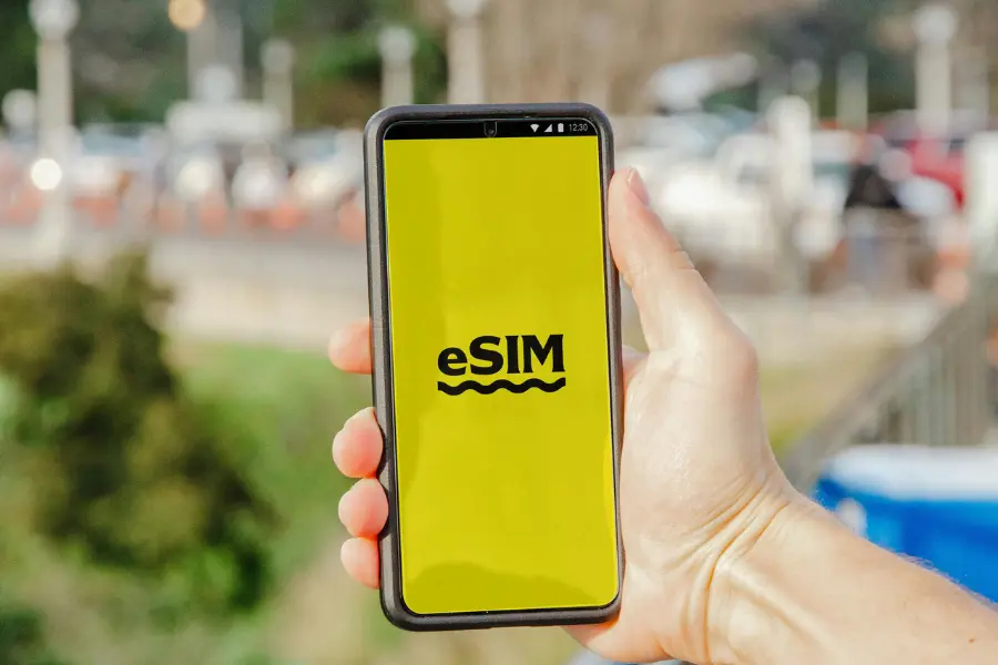Lebara startet mit eSIM – Ich hab's ausprobiert und war überrascht, wie einfach das ist 1 Die eSIM – also die Embedded SIM – ist kein Plastik-Kärtchen mehr, das man ins Handy steckt. Stattdessen ist sie bereits im Gerät integriert und wird einfach digital aktiviert, z. B. mit einem QR-Code. Und genau das bietet Lebara jetzt für alle Tarife an – egal ob ihr schon Kund:innen seid oder es noch werden wollt.