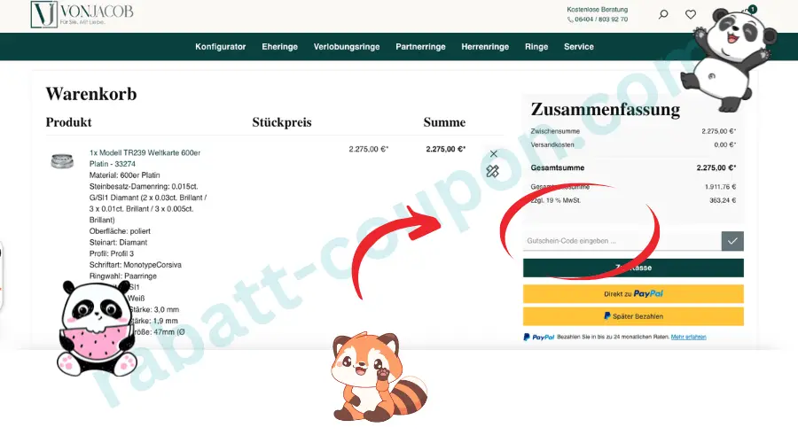 Das Bild zeigt den Warenkorb im VONJACOB Onlineshop mit einem individuell konfigurierten Ring aus Platin. Rechts befindet sich die Bestellübersicht mit Preisen und einem Feld zur Eingabe eines Gutscheins, das mit einem roten Pfeil hervorgehoben ist. Darunter sind die Buttons „Zur Kasse“, „Direkt zu PayPal“ und „Später Bezahlen“ zu sehen.
