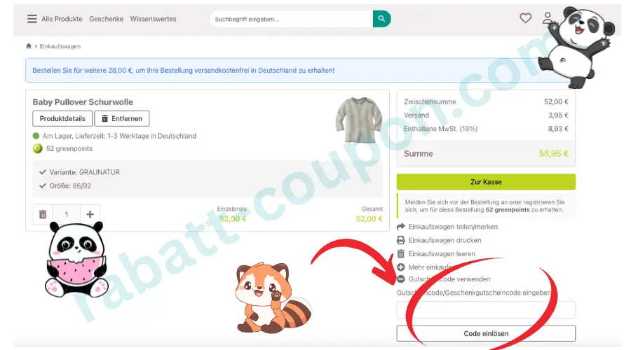 Das Bild zeigt den Warenkorb im greenstories Onlineshop mit einem Baby Pullover aus Schurwolle als Beispielartikel. Rechts im Bild ist die Bestellübersicht mit Preisangaben und einem Eingabefeld für Gutscheincodes zu sehen, das mit einem roten Pfeil markiert ist. Darüber befindet sich ein gelber Button mit der Aufschrift „Zur Kasse“. 