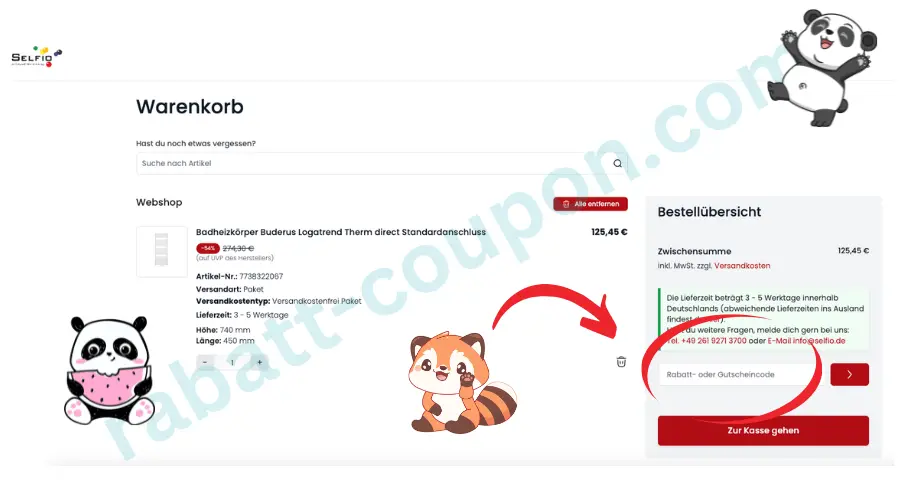 Das Bild zeigt den Warenkorb im Selfio Onlineshop mit einem Beispielartikel und einer Bestellübersicht auf der rechten Seite. Ein roter Pfeil weist auf das Eingabefeld für den Rabatt- oder Gutscheincode hin. Darunter befindet sich eine rote Schaltfläche mit der Aufschrift „Zur Kasse gehen“. 