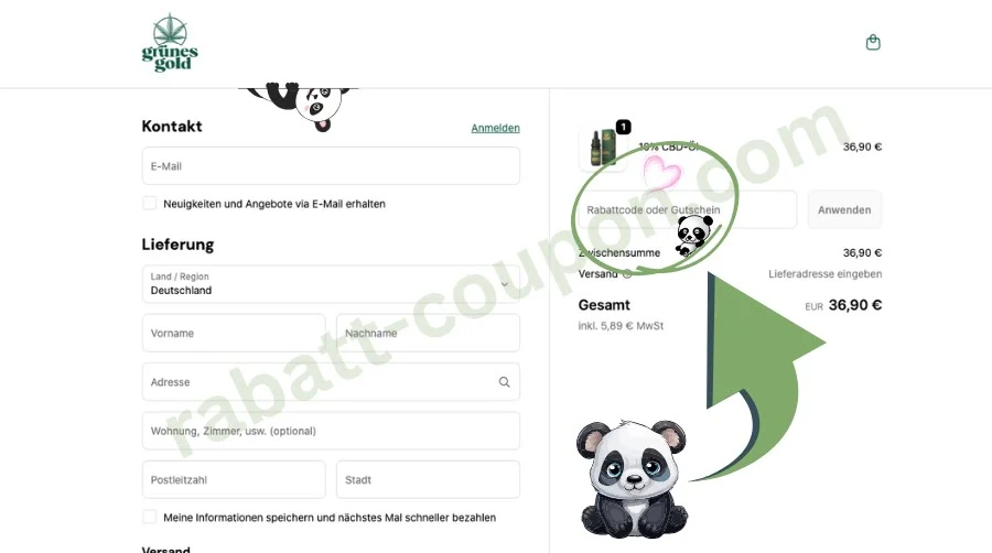 Das Bild zeigt den Online-Checkout von Grünes Gold, wo Kund*innen ihre Kontaktdaten, Lieferadresse und Zahlungsinformationen eingeben. Rechts befindet sich ein Feld mit der Aufschrift „Rabattcode oder Gutschein“, das von einem grünen Pfeil und einem Panda-Symbol hervorgehoben wird. Der Gesamtbetrag von 36,90 € wird darunter angezeigt.