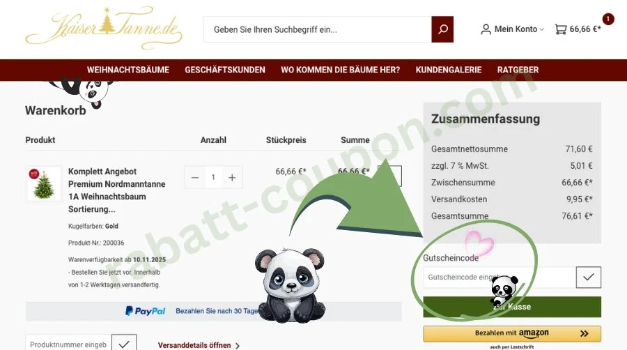Das Bild zeigt den Warenkorb von Kaisertanne mit einem Premium Nordmanntannen Weihnachtsbaum im Wert von 66,66 €. Rechts in der Zusammenfassung ist das Feld zur Eingabe des Gutscheincodes deutlich markiert. Mehrere Panda-Illustrationen sind dekorativ im Bild eingefügt.