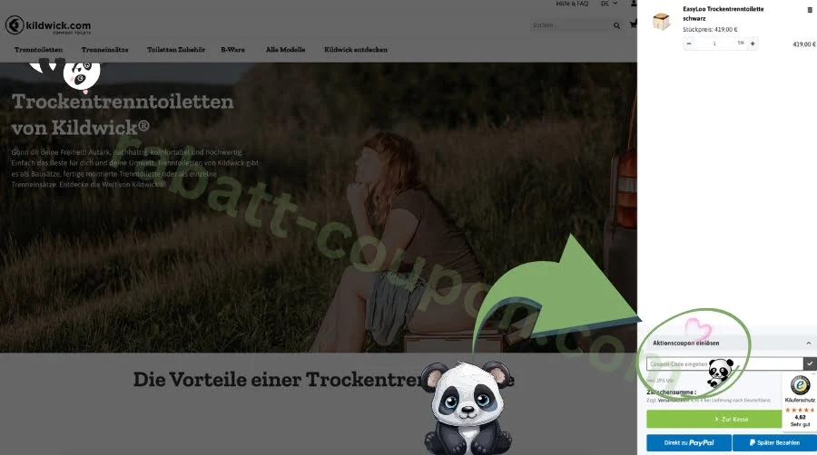 Das Bild zeigt die Website von Kildwick mit dem Schriftzug „Trockentrenntoiletten von Kildwick“ und einer Frau, die draußen auf einem Feld sitzt. Rechts im Bild ist der Warenkorb mit einer schwarzen Trockentrenntoilette sichtbar. Ein grüner Pfeil mit einem gezeichneten Panda weist auf das Feld „Aktionscoupon einlösen“ hin.