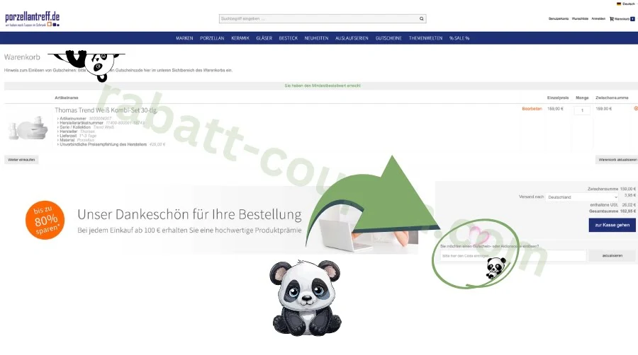 Das Bild zeigt den Warenkorb auf der Website von porzellantreff.de. Unten rechts befindet sich das Feld, in das ihr euren Rabatt-Coupon einlösen könnt. Ein grüner Pfeil und ein Panda-Maskottchen weisen deutlich auf dieses Eingabefeld hin.