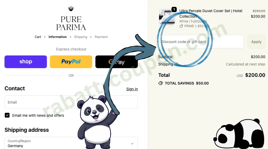 Das Bild zeigt den Warenkorb im Onlineshop von Pure Parima. Rechts ist das Feld zur Eingabe eines Rabatt- oder Geschenkcodes blau markiert, daneben steht der Preis der ausgewählten Bettwäsche. Panda-Grafiken und ein blauer Pfeil lenken den Blick auf das Gutscheinfeld.
