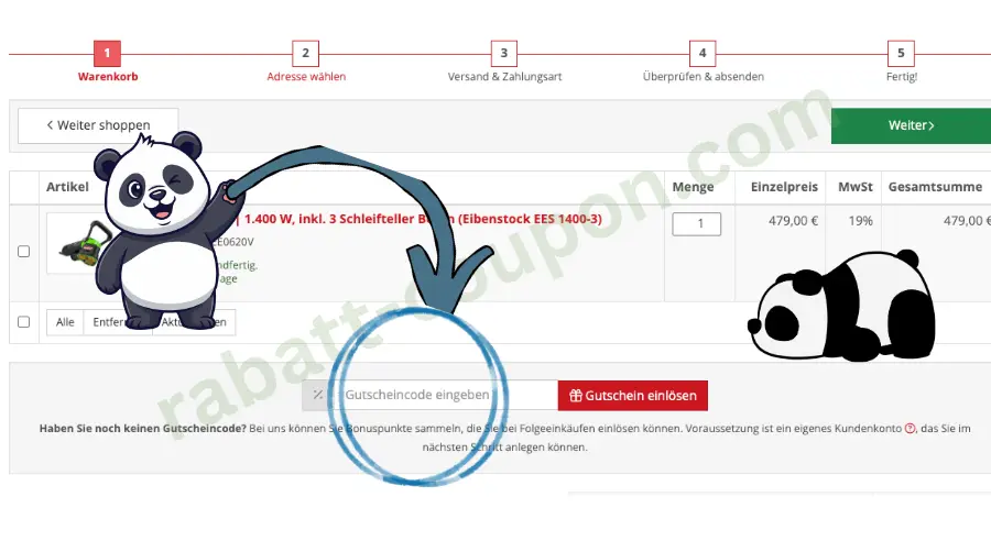 Das Bild zeigt den Warenkorb im Onlineshop von Schwan Der Baushop. Unten ist das Feld zur Eingabe eines Gutscheincodes blau markiert, daneben befindet sich ein roter Button mit der Aufschrift „Gutschein einlösen“. Zwei Panda-Grafiken und ein blauer Pfeil lenken den Blick auf das Gutscheinfeld.