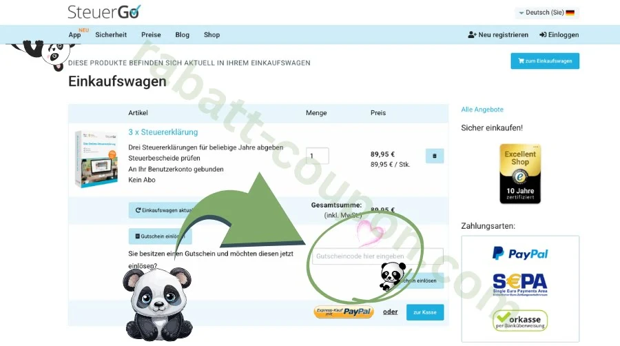 Das Bild zeigt den Warenkorb der Website von SteuerGo mit einer Bestellung für drei Steuererklärungen. In der Mitte ist der Gesamtpreis von 89,95 € zu sehen. Ein grüner Pfeil mit einem Panda weist auf das Feld „Gutscheincode hier eingeben“ hin.