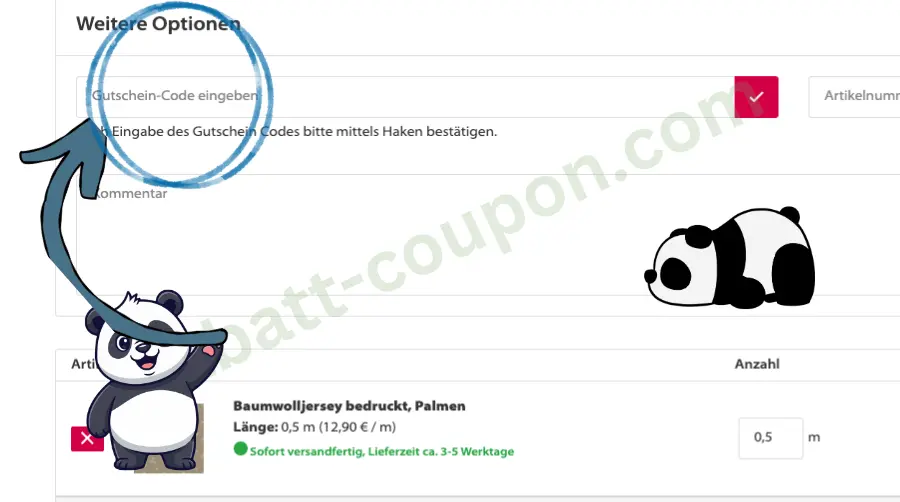 Das Bild zeigt den Warenkorb im Onlineshop von Stoffe Schulz. Oben ist das Feld zur Eingabe eines Gutschein-Codes blau markiert, daneben befindet sich ein rotes Häkchen zur Bestätigung. Zwei Panda-Grafiken und ein blauer Pfeil lenken den Blick auf das Gutscheinfeld.