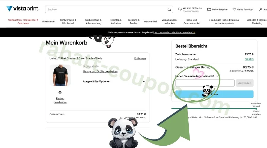 Das Bild zeigt den Warenkorb der Website von Vistaprint.de mit einem T-Shirt als Beispielartikel. Rechts im Bereich „Bestellübersicht“ ist ein Feld zu sehen, in das der Rabatt-Coupon eingegeben werden kann. Ein grüner Pfeil und ein Panda-Maskottchen heben dieses Eingabefeld deutlich hervor.