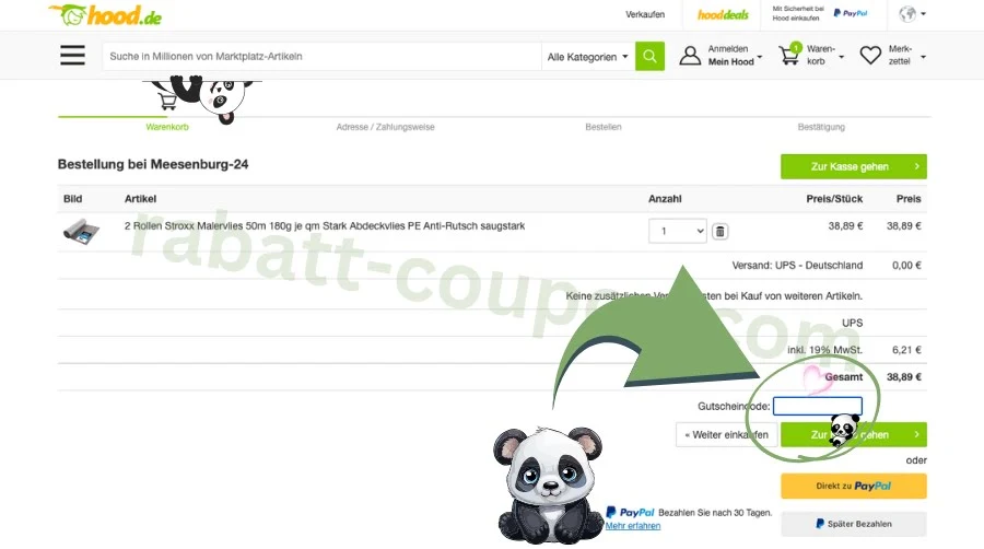 Das Bild zeigt den Warenkorb auf der Website von hood.de mit einer Übersicht der bestellten Artikel. Unten rechts befindet sich ein Feld zur Eingabe des Rabatt-Coupons, das mit einem grünen Pfeil und einem Panda-Maskottchen markiert ist. Darüber steht die Schaltfläche „Zur Kasse gehen“ in grüner Farbe.