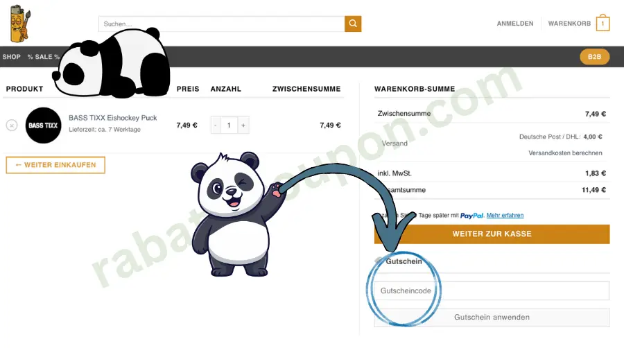 Das Bild zeigt eine Warenkorbseite eines Onlineshops, auf der ein einzelner Artikel – ein Bass Tixx Eishockey Puck – aufgeführt ist. Rechts befindet sich die Warenkorbsumme sowie ein Eingabefeld für einen Gutscheincode, das mit einem blauen Kreis hervorgehoben wird. Zwei gezeichnete Pandas verweisen mit einer großen Pfeilgeste auf das Gutscheinfeld.