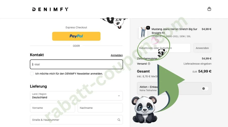 Das Bild zeigt die Checkout-Seite von Denimfy mit PayPal-Expresskauf, Kontaktformular und Lieferadresseingabe. Rechts befindet sich der Warenkorb mit einer Jeans sowie einem sichtbar markierten Feld für Rabattcode oder Gutschein. Ein grüner Pfeil und ein Panda-Maskottchen heben das Eingabefeld deutlich hervor.
