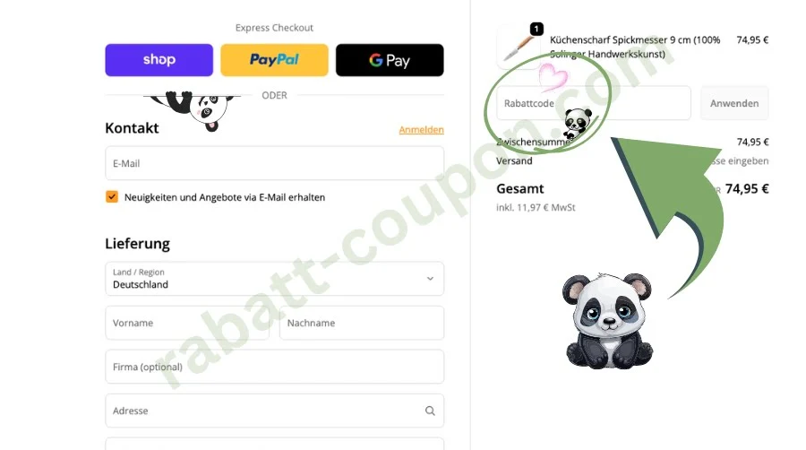 Das Bild zeigt einen Checkout-Bereich von Küchenscharf mit Eingabefeldern für Kontakt- und Lieferdaten. Rechts befindet sich eine Bestellübersicht mit einem Feld zur Eingabe eines Rabattcodes, das durch einen großen grünen Pfeil hervorgehoben wird. Unten ist ein gezeichneter Panda zu sehen, der freundlich in Richtung des Rabattfeldes blickt.