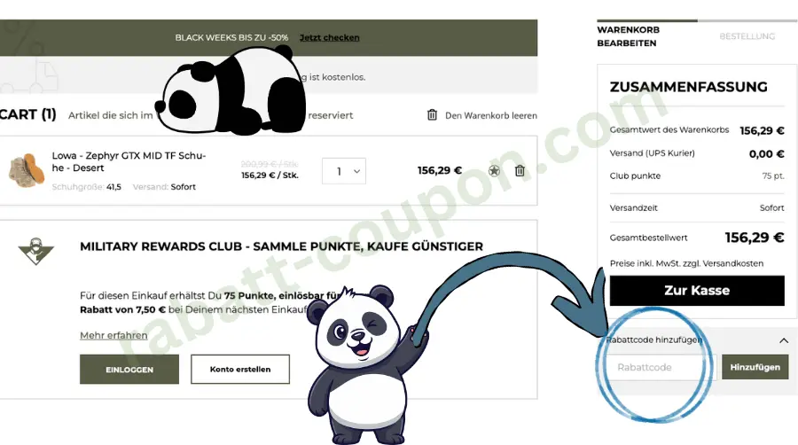 Das Bild zeigt den Warenkorb in einem Onlineshop mit militärischem Design. Rechts in der Bestellübersicht ist das Feld zur Eingabe eines Rabattcodes blau markiert und mit einem Pfeil hervorgehoben. Zwei Panda-Grafiken lenken zusätzlich die Aufmerksamkeit auf das Gutscheinfeld.