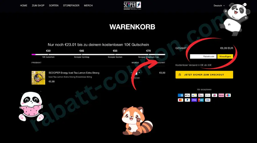 Das Bild zeigt den Warenkorb von Scooper Energy mit einem schwarzen Hintergrund und einer klar strukturierten Übersicht über Produkt, Menge und Preis. Rechts befindet sich ein Feld zur Eingabe eines Rabattcodes, das mit einem roten Pfeil hervorgehoben wird. Niedliche Panda- und Fuchs-Illustrationen dekorieren die Szene und lockern das Design auf.
