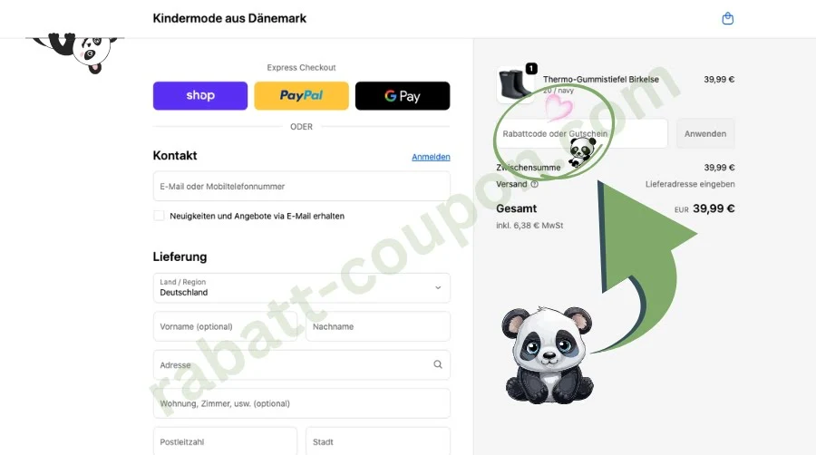 Das Bild zeigt die Checkout-Seite eines Onlineshops für Kindermode aus Dänemark, auf der Kontakt- und Lieferdaten eingegeben werden können. Rechts ist ein Warenkorb mit einem Paar Thermo-Gummistiefeln zu sehen sowie ein Feld für den Rabattcode oder Gutschein, das mit einem grünen Pfeil hervorgehoben wird. Ein kleiner Panda sitzt darunter und markiert das Eingabefeld spielerisch.