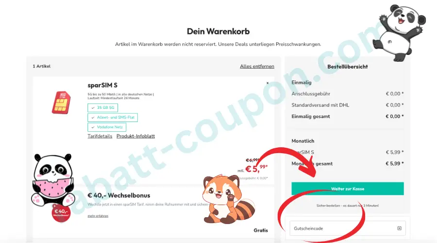 Das Bild zeigt den sparSIM-Warenkorb mit einem Mobilfunktarif, der übersichtlich mit Datenvolumen, Flat-Optionen und monatlichen Kosten dargestellt wird. Rechts befindet sich die Bestellübersicht mit einem Feld zur Eingabe eines Gutscheincodes. Grafiken von einem Panda und einem kleinen roten Panda schmücken die Seite als freundliche Illustrationen. 
