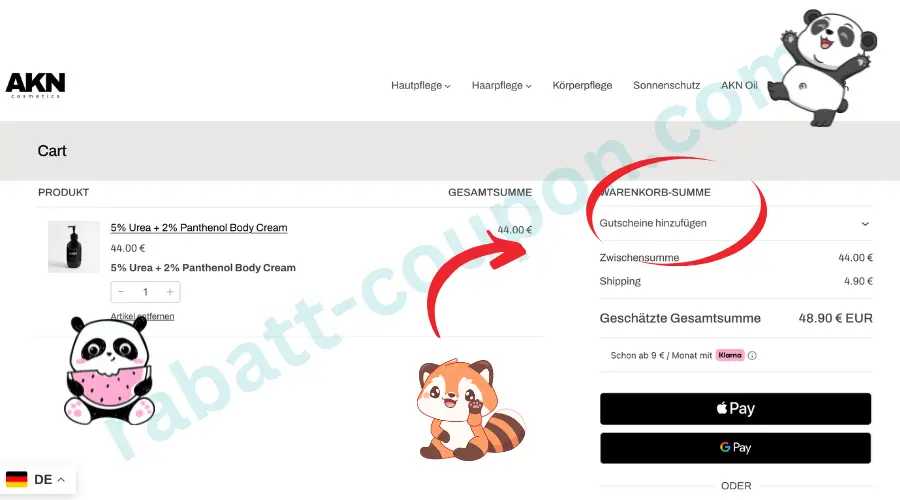 Das Bild zeigt den Warenkorb des Onlineshops AKN Cosmetics mit einem ausgewählten Pflegeprodukt und dem dazugehörigen Preis. Rechts ist eine Zusammenfassung mit Zwischensumme, Versandkosten und geschätzter Gesamtsumme zu sehen. Außerdem ist ein Eingabefeld für Gutscheine sowie Schaltflächen zur Bezahlung sichtbar.