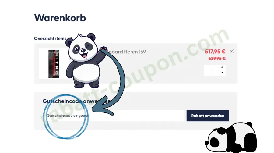 Das Bild zeigt einen Online-Warenkorb mit einem Snowboard, daneben steht ein Preis von 517,95 €. Ein gezeichneter Panda weist mit einem großen Pfeil auf ein Eingabefeld hin, in das ein Gutscheincode eingetragen werden kann. Unten rechts liegt ein weiterer Panda als dekoratives Element.