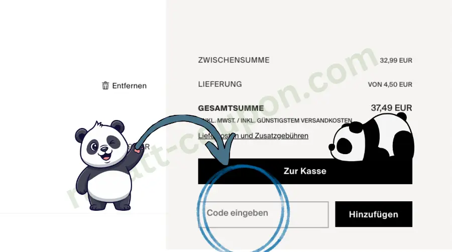 Das Bild zeigt einen Online-Warenkorb eines Shops für taktische oder Outdoor-Ausrüstung, inklusive eines Schuhartikels und einer Übersicht der Gesamtkosten. Ein gezeichneter Panda weist mit einem großen blauen Pfeil auf das Eingabefeld für den Rabattcode hin. Rechts befindet sich die Zusammenfassung mit Preis, Versandinformationen und dem Button „Zur Kasse“.