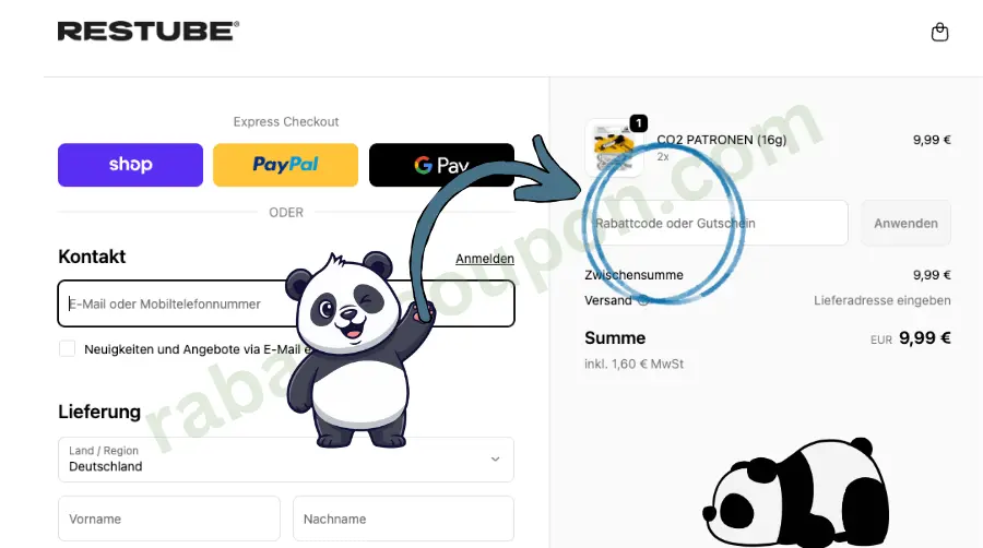 Das Bild zeigt den Warenkorb im Onlineshop von Restube, rechts mit einer Bestellübersicht über zwei CO₂-Patronen für 9,99 €. In der Mitte weist ein Pfeil auf ein Eingabefeld hin, in das ein Rabattcode oder Gutschein eingetragen werden kann. Links sieht man Kontakt- und Lieferformularfelder sowie einen lächelnden Panda, der auf das Gutscheinfeld deutet.