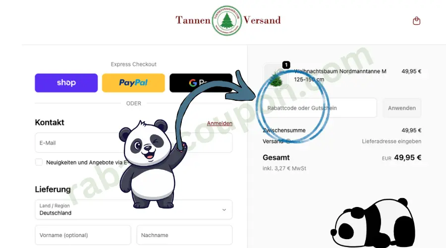 Das Bild zeigt den Warenkorb-Bereich des Onlineshops Tannenversand, in dem ein Weihnachtsbaum ausgewählt wurde. Ein gezeichneter Panda weist mit einem großen blauen Pfeil auf das Eingabefeld für den Rabattcode hin. Rechts sind Preisübersicht und Gesamtbetrag von 49,95 € sichtbar.