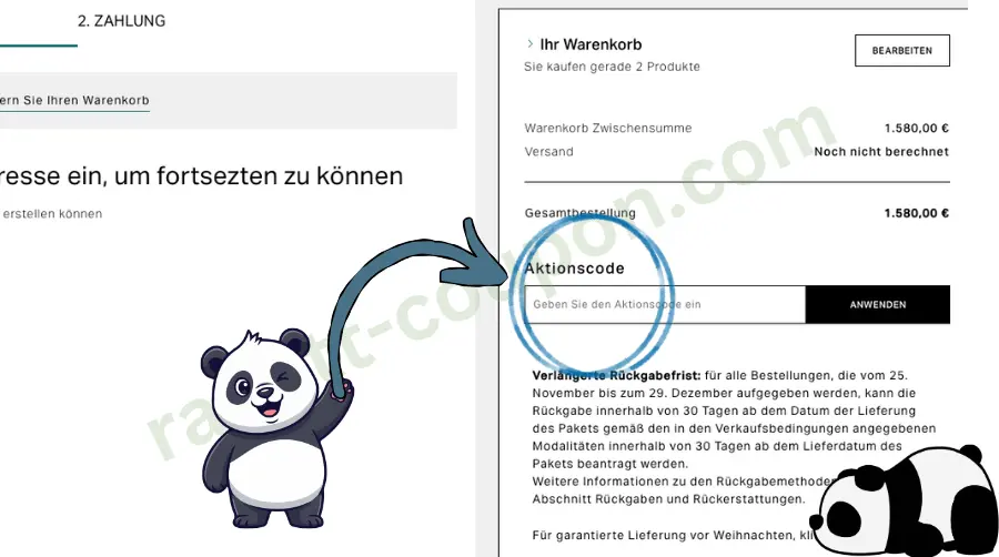 Das Bild zeigt eine Checkout-Seite eines Online-Shops, auf der rechts die Warenkorbzusammenfassung mit einem Gesamtbetrag von 1.580,00 € angezeigt wird. Ein großer blauer Kreis markiert das Eingabefeld für einen Aktionscode, das daneben mit einer schwarzen Schaltfläche zum Anwenden versehen ist. Links steht ein lächelnder Panda, der mit einem Pfeil auf das Gutscheinfeld zeigt.