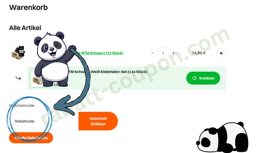 Das Bild zeigt den Warenkorb eines Onlineshops, in dem ein Produkt im Wert von 74,95 € angezeigt wird. Ein Panda-Maskottchen weist mit einem großen Pfeil auf ein Eingabefeld hin, in das ein Gutscheincode eingegeben werden kann. Unten rechts ist ein weiterer Panda zu sehen, der dekorativ am Bildrand liegt.