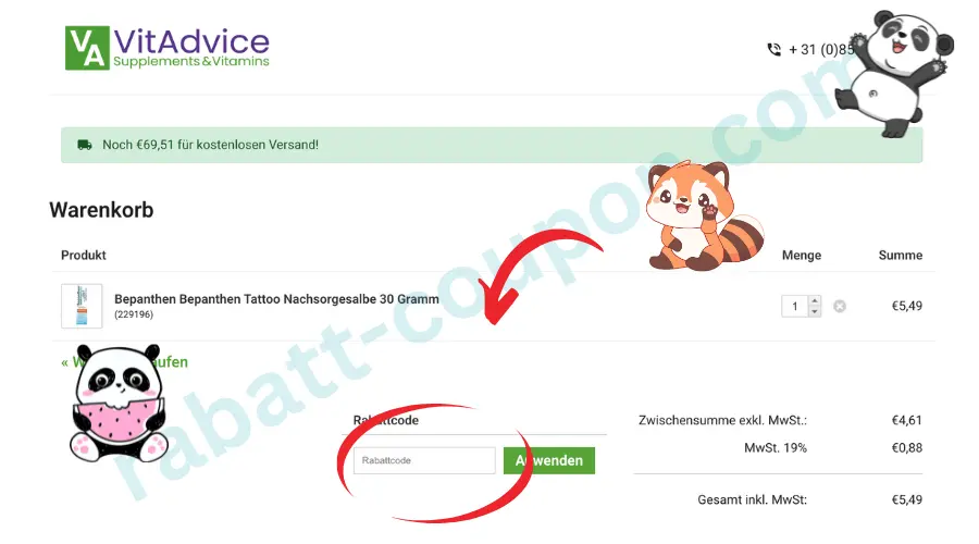 Das Bild zeigt den Warenkorb im Onlineshop VitAdvice mit einem ausgewählten Produkt und der aktuellen Gesamtsumme. Im unteren Bereich ist ein Eingabefeld für einen Rabattcode zu sehen, das mit einem roten Kreis hervorgehoben ist. Rechts daneben werden Zwischensumme, Mehrwertsteuer und der Endpreis angezeigt.