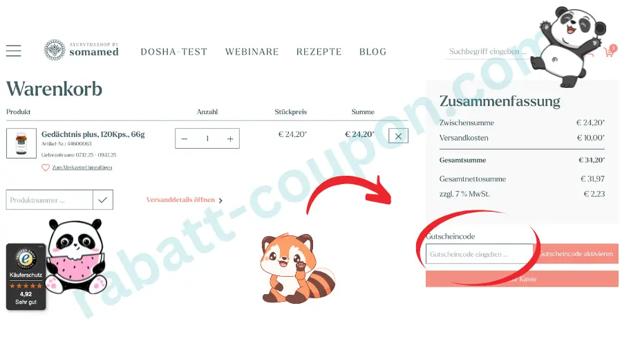 Das Bild zeigt den Warenkorb des Ayurveda-Shops mit einem Nahrungsergänzungsprodukt sowie Preisangaben für Stückpreis, Zwischensumme und Versand. Rechts befindet sich die Zusammenfassung mit einem deutlich hervorgehobenen Feld zur Eingabe eines Gutscheincodes, das durch einen roten Pfeil markiert ist. Darunter liegt der Button, um den Gutscheincode zu aktivieren und anschließend zur Kasse zu gelangen.