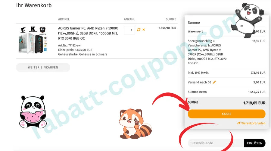 Das Bild zeigt den Warenkorb der Kraft Computer Schmiede mit einem Gaming-PC als ausgewähltem Artikel und einer detaillierten Preisübersicht rechts. Unterhalb der Gesamtsumme befindet sich ein klar markiertes Feld zur Eingabe eines Gutscheincodes, das durch einen roten Pfeil hervorgehoben wird. Kleine Panda- und Fuchsillustrationen schmücken den unteren Bereich der Seite.