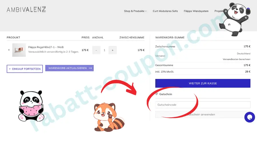 Das Bild zeigt den Warenkorb im Onlineshop von Ambivalenz mit einem ausgewählten Möbelprodukt und der dazugehörigen Preisübersicht. Auf der rechten Seite ist der Bereich zur Zusammenfassung des Einkaufs mit Zwischensumme, Versand und Gesamtsumme zu sehen. Unterhalb befindet sich ein Eingabefeld für einen Gutscheincode, das durch einen Pfeil hervorgehoben ist.