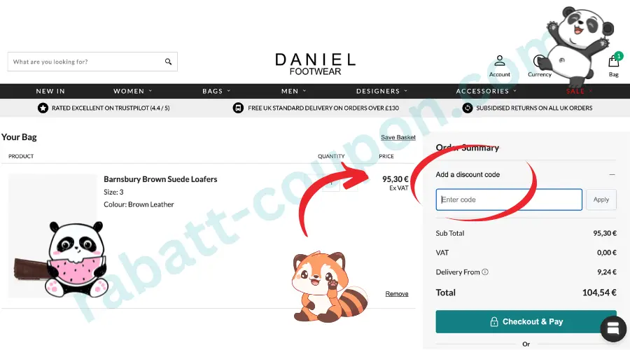 Das Bild zeigt den Warenkorb im Onlineshop von Daniel Footwear mit einem Paar brauner Wildleder-Loafer, inklusive Größe, Farbe und Preis. Rechts befindet sich eine Bestellübersicht mit Zwischensumme, Versandkosten und Gesamtbetrag sowie ein Eingabefeld für einen Rabattcode. Ein Pfeil markiert deutlich das Feld zur Eingabe eines Rabattcodes vor dem Bezahlvorgang.