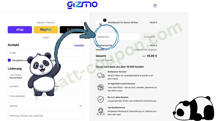 Das Bild zeigt eine Warenkorb-Seite eines Onlineshops mit einem Produkt, Mengenwahl und einer Bestellübersicht inklusive Zwischensumme, Versandkosten und Gesamtsumme. Rechts ist ein Eingabefeld für einen Gutscheincode markiert und ein Pfeil zeigt genau darauf.