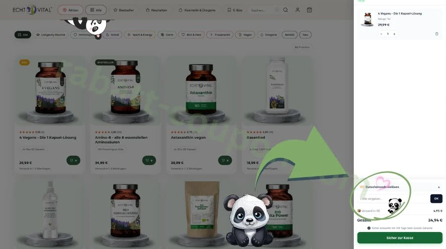 Das Bild zeigt die Webseite von Echt Vital mit verschiedenen Nahrungsergänzungsmitteln, die als Produktkarten mit Namen, Preis und Bewertungen dargestellt sind. Rechts ist der Warenkorb zu sehen, in dem ein Gutscheincode eingegeben werden kann. Ein grüner Pfeil und ein Panda-Symbol heben das Gutscheinfeld visuell hervor.