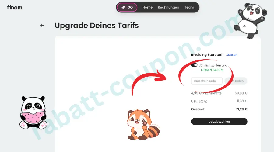 Das Bild zeigt eine Finom-Seite zum Upgrade eines Tarifs mit einer Übersicht der Preisdetails. Rechts ist ein Eingabefeld für einen Gutscheincode markiert, daneben werden Gesamtkosten und Steuern angezeigt. Unten befindet sich ein Button zum Bezahlen, während links der sonst leere Inhaltsbereich zu sehen ist.