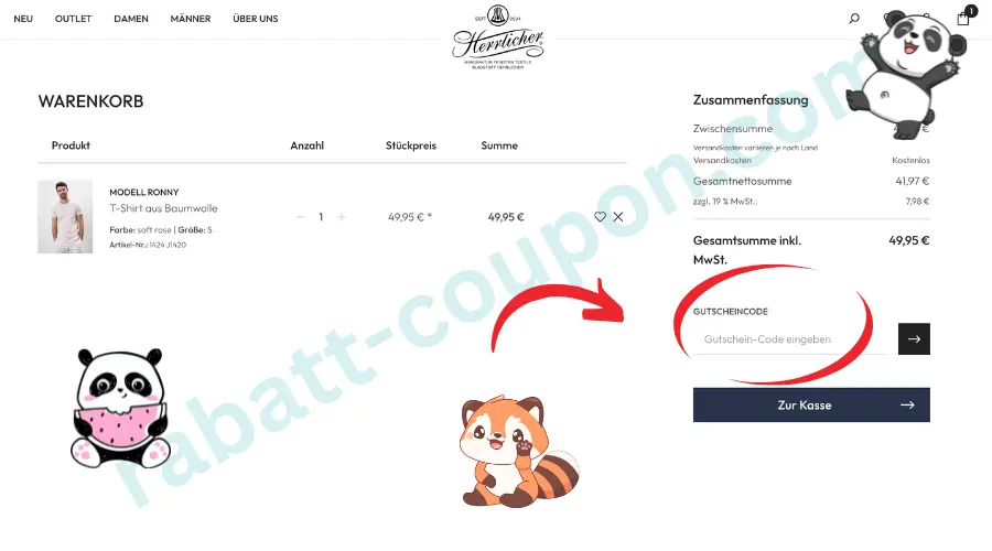 Das Bild zeigt den Warenkorb im Onlineshop von Herrlicher mit einem T-Shirt aus Baumwolle, inklusive Preis, Menge und Gesamtsumme. Rechts ist eine Zusammenfassung mit Versandkosten, Mehrwertsteuer und dem Gesamtpreis zu sehen. Deutlich hervorgehoben ist ein Eingabefeld für einen Gutscheincode neben dem Button zur Kasse.