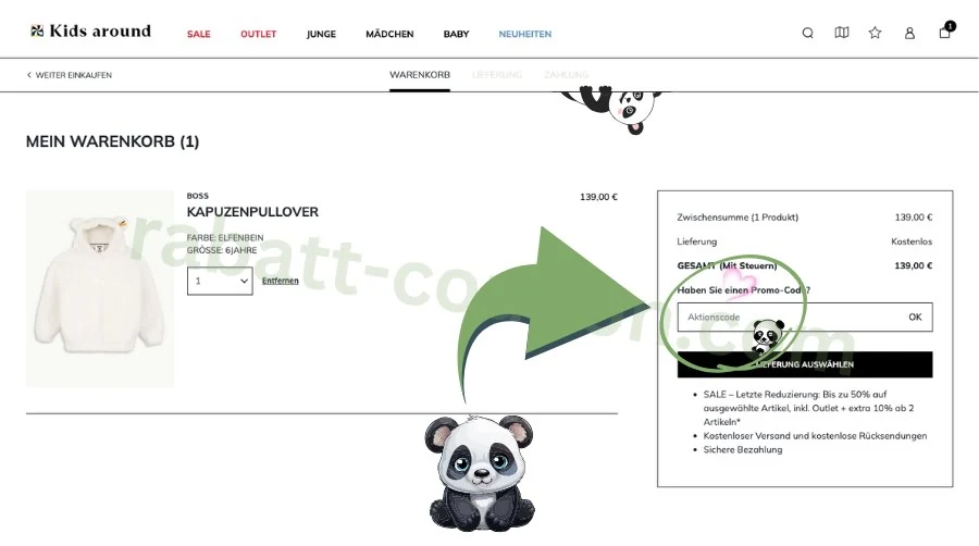 Das Bild zeigt den Warenkorb mit einem ausgewählten Kapuzenpullover für ein Kind. Rechts im Bestellbereich ist ein Eingabefeld für einen Aktionscode hervorgehoben, auf das ein grüner Pfeil zeigt. Zusätzlich sind dekorative Panda-Grafiken im Bild zu sehen.