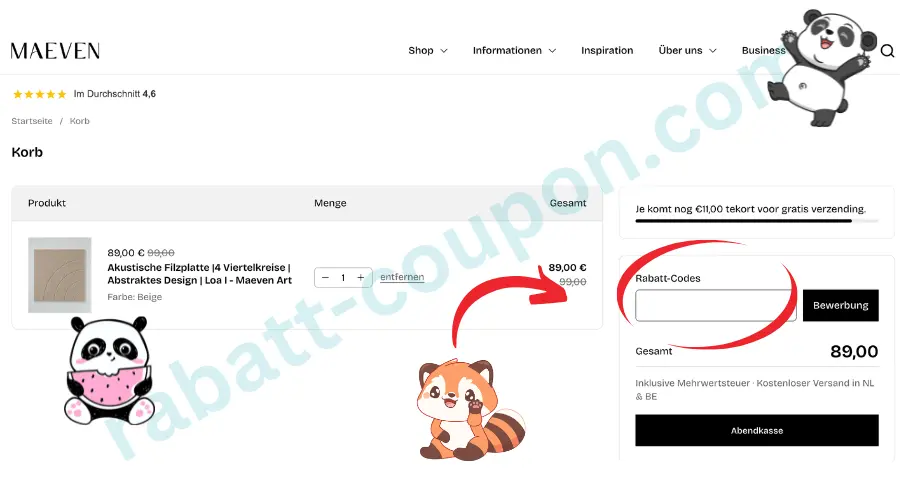 Das Bild zeigt den Warenkorb des Onlineshops Maeven mit einer akustischen Filzplatte in abstraktem Design. Rechts ist eine Zusammenfassung mit Gesamtpreis von 89,00 € sowie einem Eingabefeld für Rabatt-Codes zu sehen. Mehrere Markierungen heben das Feld zur Gutscheineingabe und den Kassenbereich hervor.