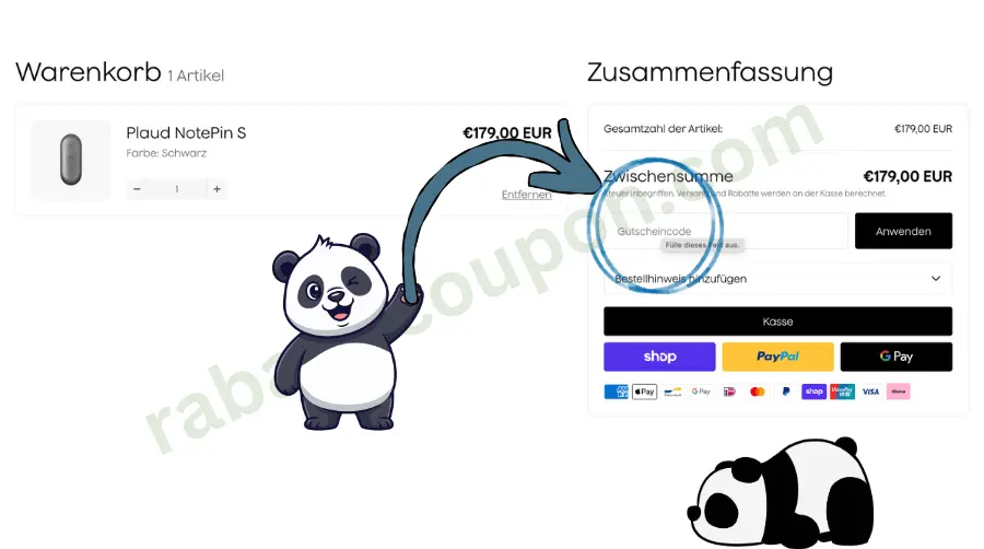 Das Bild zeigt einen Online-Warenkorb mit dem Produkt „Plaud NotePin S“ zum Preis von 179,00 €. Rechts ist eine Zusammenfassung mit Zwischensumme und einem markierten Feld zur Eingabe eines Gutscheincodes. Eine Panda-Figur mit Pfeil weist visuell darauf hin, wo der Rabattcode eingegeben werden kann.
