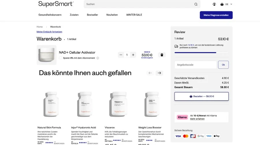 Das Bild zeigt den Warenkorb der Website SuperSmart mit einem ausgewählten Produkt namens NAD+ Cellular Activator inklusive Preisangabe. Rechts ist eine Bestellübersicht mit Eingabefeld für einen Angebotscode, Versandkosten und Gesamtsumme zu sehen. Darunter werden weitere empfohlene Nahrungsergänzungsmittel als Produktvorschläge angezeigt.