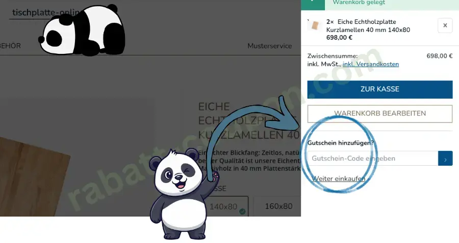 Das Bild zeigt einen Online-Warenkorb von tischplatte-online.de mit einer ausgewählten Eiche-Echtholzplatte und einer Zwischensumme von 698 Euro. Rechts ist ein hervorgehobenes Eingabefeld für einen Gutschein- oder Rabattcode zu sehen, auf das mit einem Pfeil und einer Panda-Figur hingewiesen wird.